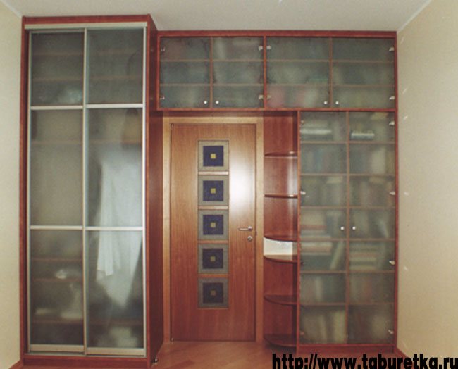 Шкаф с местом для хранения книг вокруг двери