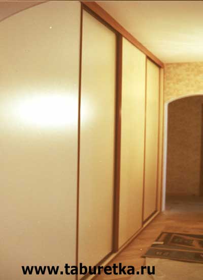 Встроенный шкаф-купе в длинном коридоре.  Вид из коридора.
