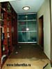 Шкаф купе и стеллаж для книг в коридоре